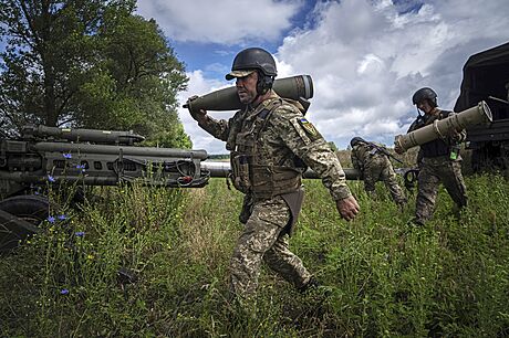 Ukrajinský voják v Charkovské oblasti ped houfnicí M777, které Ukrajin dodala...