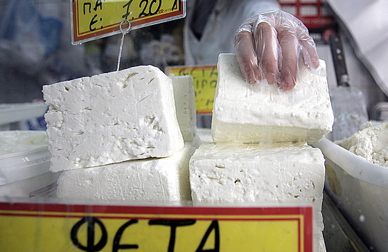 Prodej tradiního eckého sýra feta v Aténách (25. íjna 2005)