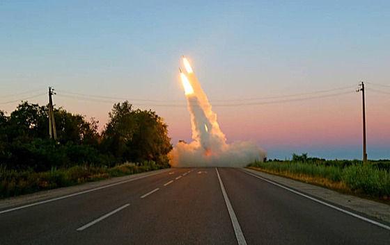 Záporoská oblast. Raketomet HIMARS na snímku z videa zveejnného ukrajinským...