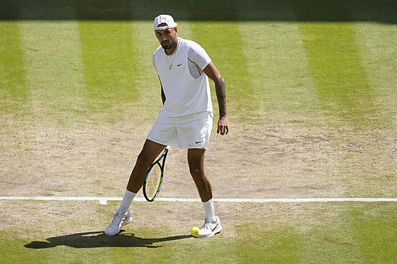 Nick Kyrgios odehrává míek stylov mezi nohama ve finále Wimbledonu.