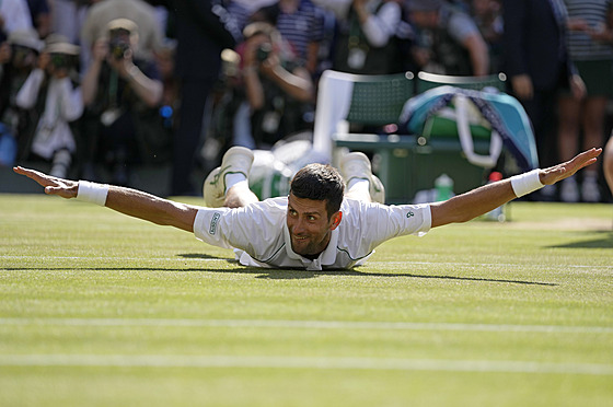 Radost Novaka Djokovie po výhe nad Nickem Kyrgiosem ve wimbledonském finále.