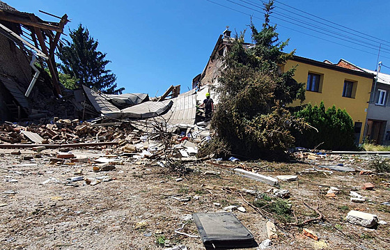 V Olanech u Prostjova výbuch zniil rodinný dm. Pokodil i dva domy v okolí,...