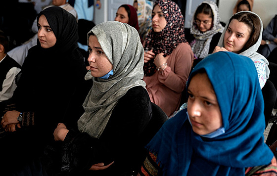 Afghánské eny se v Kábulu úastní kadoroního setkání básníek, které se...
