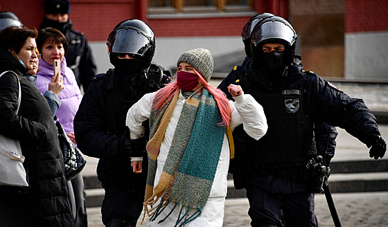 Policisté v Moskv zadreli enu bhem protestu proti ruské invazi na Ukrajin....