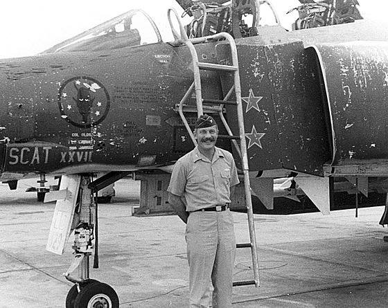 Robin Olds ped svým F-4 Phantom II po druhém sestelu