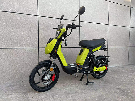 Tuzemský etzec se zahradní technikou Hecht Motors oivil lapací moped...