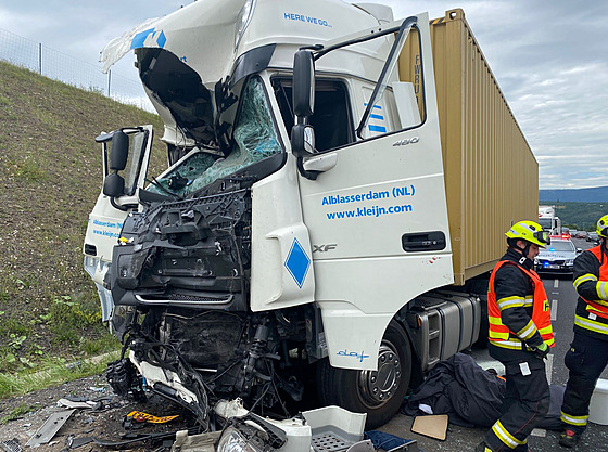 Sráka dvou nákladních automobil na dálnici D8. (13. ervence 2022)