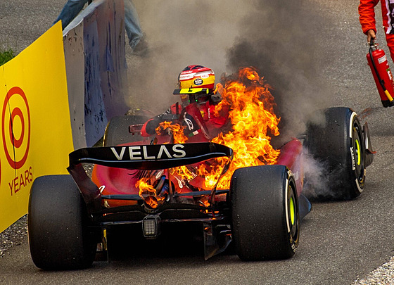 Carlos Sainz odstavoval svj vz, zatímco jeho motor vzplanul v ohe.