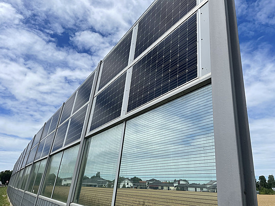 Protihluková stna s fotovoltaikou v Neuöttingu
