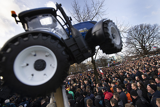 Desítky tisíc farmá protestují v Nizozemsku od zaátku týdne. Blokují...
