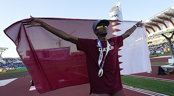 Katarský výka Mutaz Essa Barim slaví triumf na mistrovství svta v Eugene.