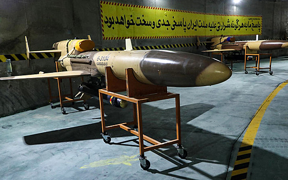 Íránské drony vystavené na jedné z vojenských základen. Země hodlá podle USA...