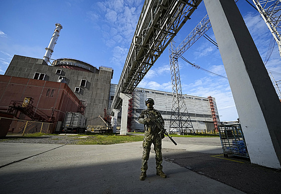 Voják ruské armády na strái záporoské atomové elektrárny nedaleko msta...