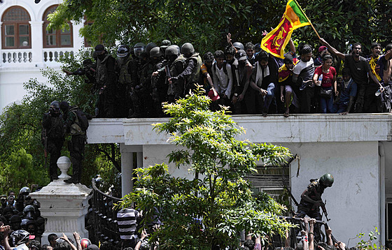 Protestující se srílanskou zástavou v rukách dobývají také sídlo ministerského...