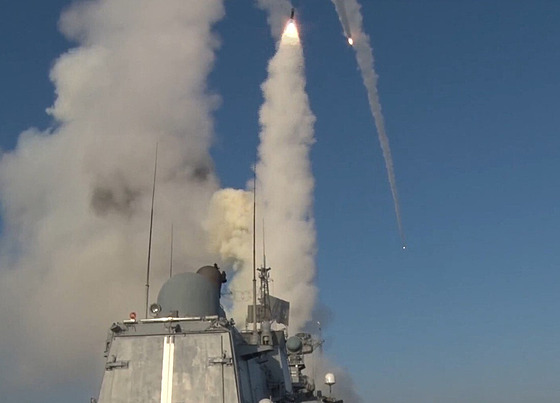 Ruská válená lo odpaluje na Ukrajinu rakety tídy Kalibr. (12. ervna 2022)