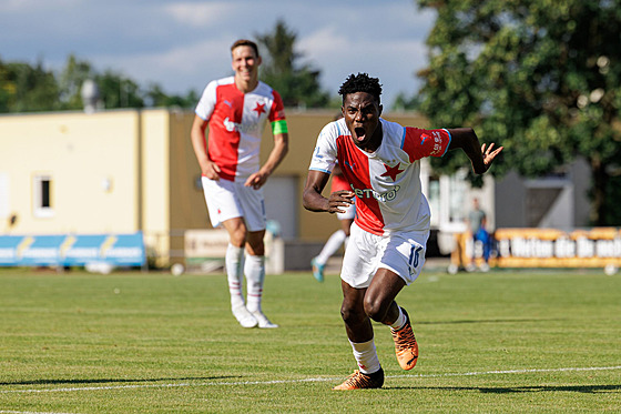 Slávistický fotbalista Moses Usor se raduje z gólu v pípravném utkání proti...