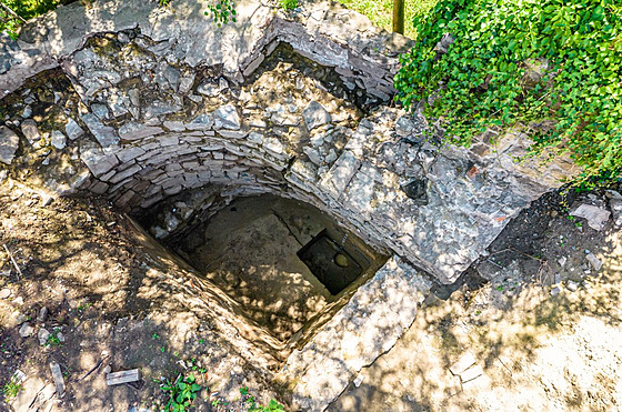 Vykopávka ve farské zahrad� u kostela sv. Jana K�titele v Hlu�ín�.