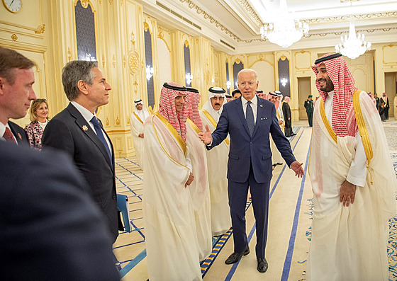 Americký prezident Joe Biden navtívil Saúdskou Arábii. Na snímku s ním je...