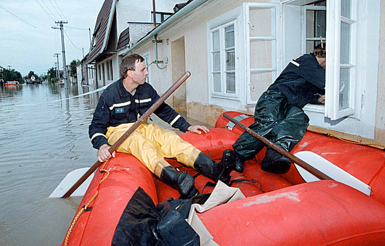 Hasii v roce 1997 kontrolovali ve Veselí nad Moravou evakuované domy. Pomoc...