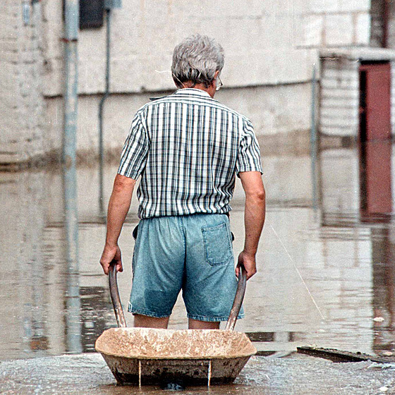 Mu se brodí vodou pi záplavách v roce 1997 v Rohatci na Hodonínsku.