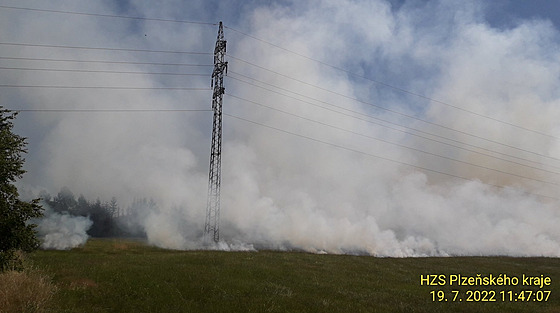 Zásah proti poáru na Tachovsku komplikovalo hasim vedení vysokého naptí.