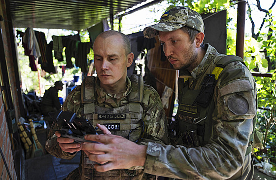 Ukrajintí vojáci dronem korigují dlosteleckou palbu v první linii u...