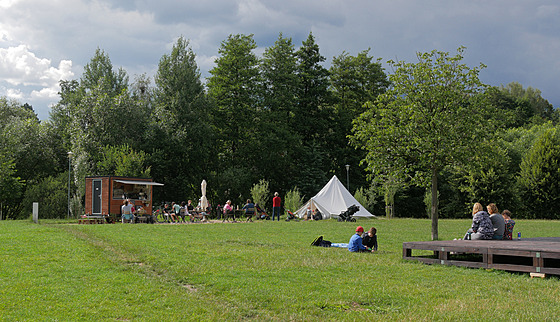Ve árském parku u eky Sázavy se bude moci alkohol pít od 6 do 22 hodin, krom dtského hit.