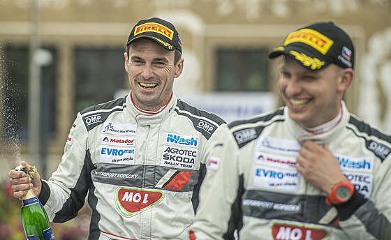Vítzná posádka Jan Kopecký (vlevo), Jan Hlouek s vozem koda Fabia Rally2 Evo.