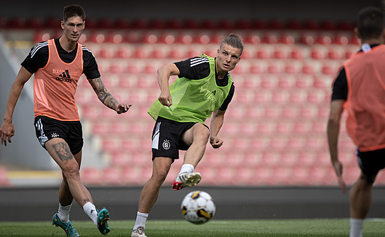 Filip Sou�ek (s mí�em) a Tomá� �van�ara na tréninku Sparty.