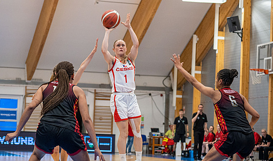 eská basketbalistka Kateina Zeithammerová v zápase s Belgií