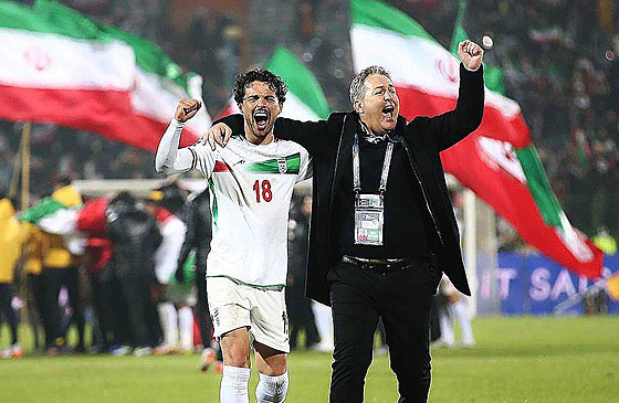 Trenér Dragan Skoi (vpravo) dovedl íránské fotbalisty na mistrovství svta.