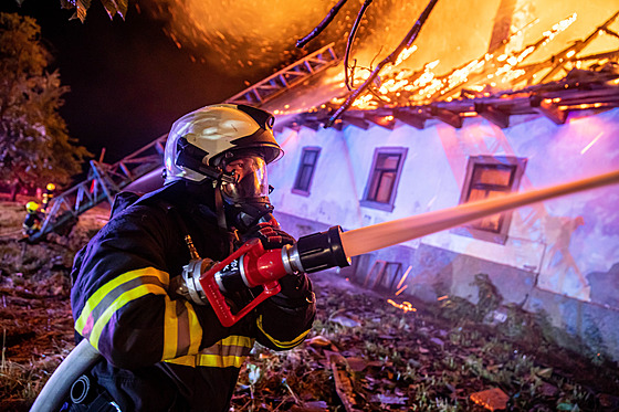 Ohe� zni�il pilu v Prost�ední Rokytnici v Orlických horách. (18. �ervence 2022)