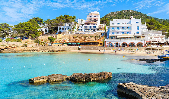 Ostrov Ibiza je luxusním ostrovem, který pitahuje také mnohé celebrity.