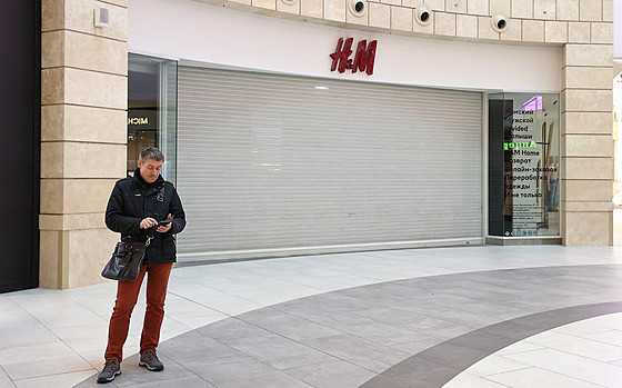 Zavený obchod odvního etzce H&M v Moskv. Rusové nedostatek zboí v zemi...