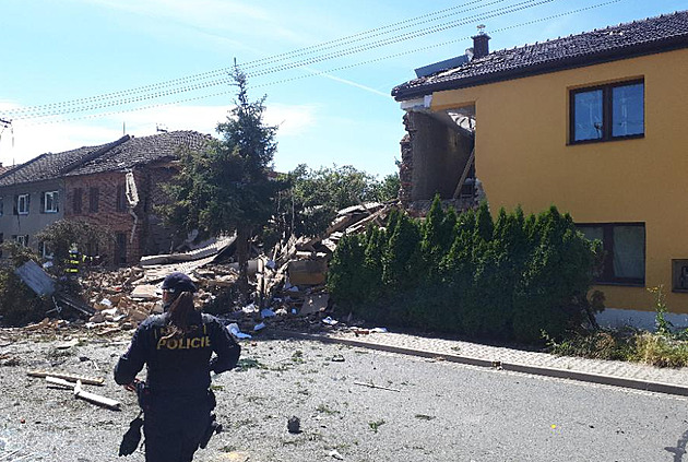 Výbuch rozmetal rodinný dům na Prostějovsku, záchranáři našli v troskách tělo