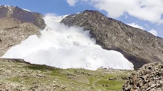 VIDEO: V Kyrgyzstánu se zhroutil ledovec, turista natáčel do poslední chvíle