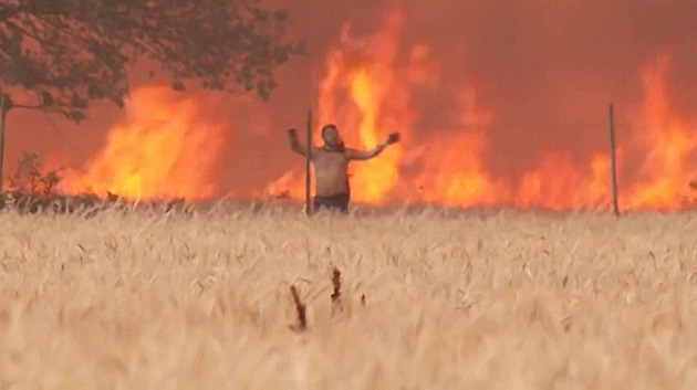 VIDEO: Španěl chtěl zachránit město před požárem, jen těsně unikl plamenům