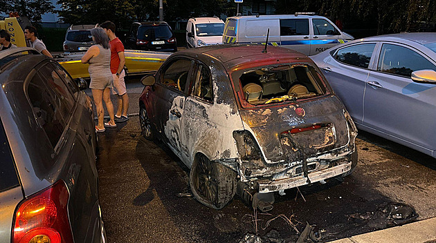 Na pražském sídlišti hořelo pět aut, policie nevylučuje úmyslné zapálení