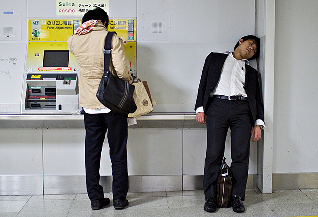 Konec dřímání na WC, Japonci se vyspí v práci vestoje ve speciálních boxech