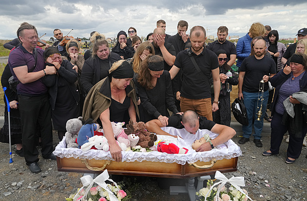 V ukrajinské Vinnycji se rozloučili se čtyřletou holčičkou zabitou Rusy