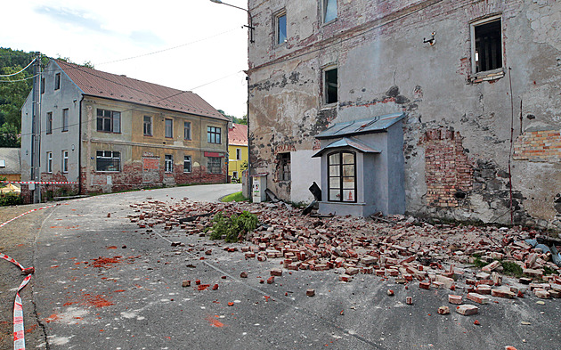 Zřícená zeď bývalé porcelánky v Jakubově na Karlovarsku uzavřela silnici