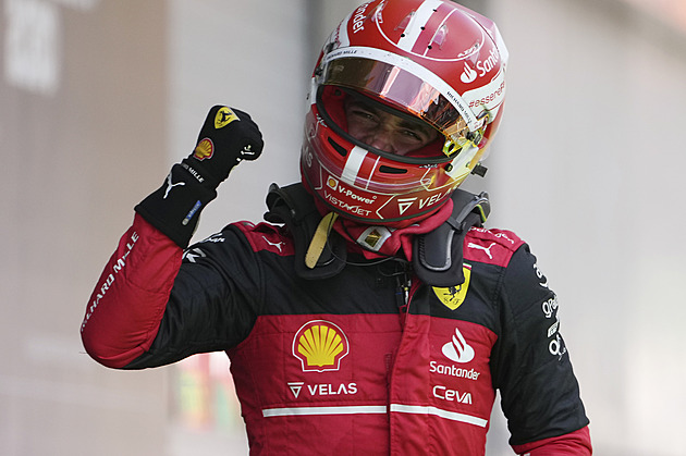 Krasojízda Leclerca, porazil lídra MS F1 Verstappena. Sainz skončil v plamenech
