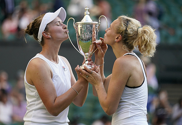 Finálová demolice. Krejčíková a Siniaková ovládly čtyřhru ve Wimbledonu
