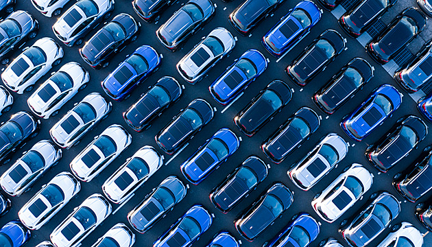 Prodej aut: je jich dost, ale na výběr je méně výbav než dřív. Vrací se slevy