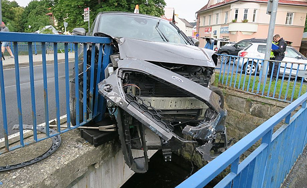 Opilý řidič prorazil zábradlí na mostě, auto zůstalo viset nad řekou