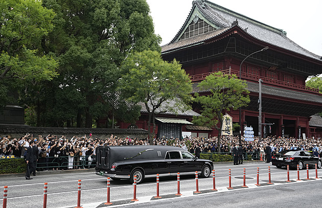 Japonci se loučili se zavražděným expremiérem Abem, Tokio zaplnily davy