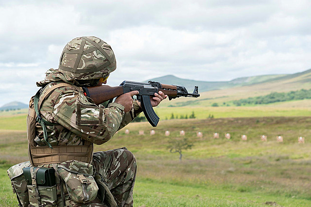 Ukrajinci dostanou v Británii výcvik i výstroj, aby mohli hned na frontu