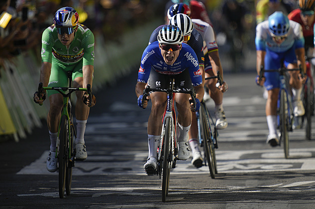 Těsný dojezd na Tour ovládl Philipsen. Vingegaard spadl a přišel o domestiky