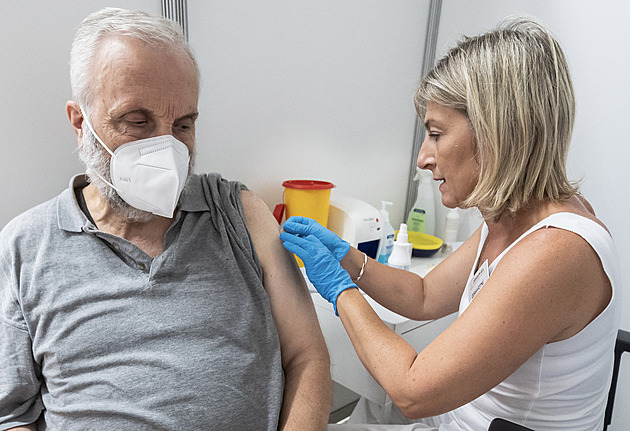 Epidemie zrychlila. Začaly zákazy návštěv v některých klinikách