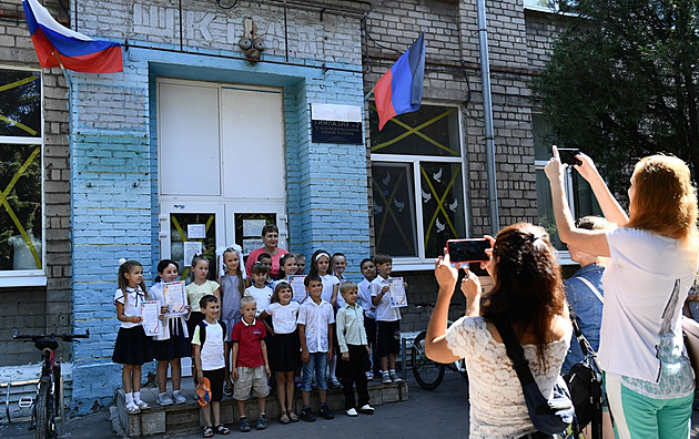Rusové učí děti nenávidět Ukrajinu. Někteří kantoři kolaborovat odmítají
